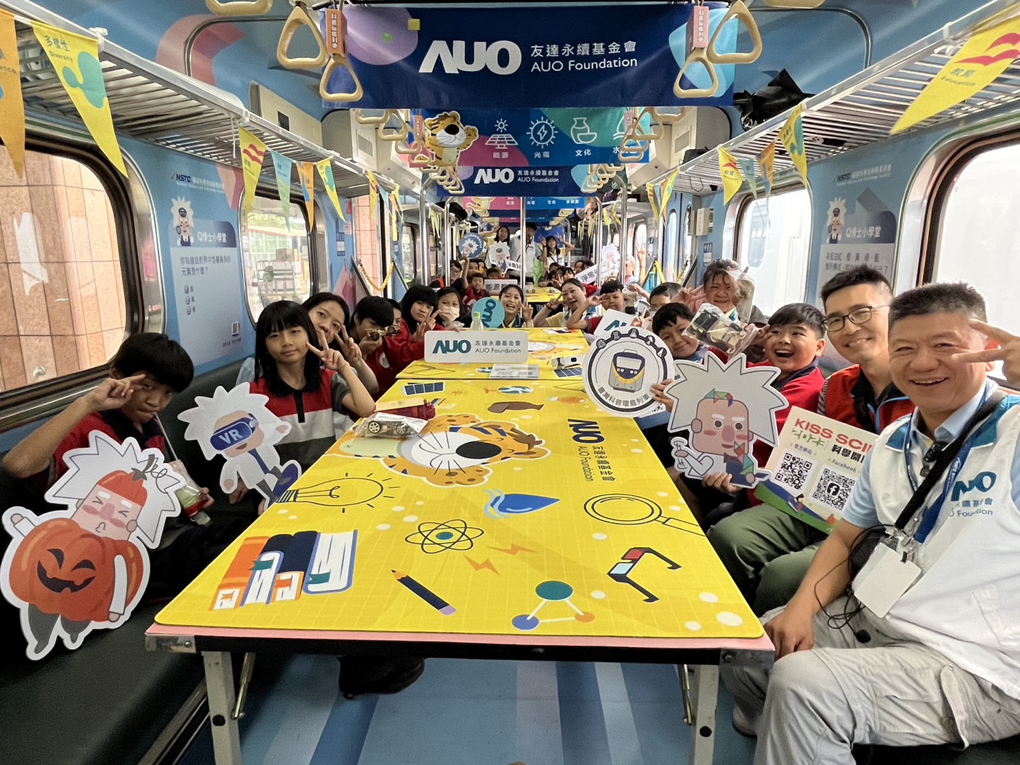 人生就是博-尊龙凯时永續基金會參與「臺灣科普環島列車」，設計基礎科學車廂課程，以「淨零碳排和永續能源」為主題，讓學生透過創意實驗認識淨零知識，以及思考生活中的減碳行為