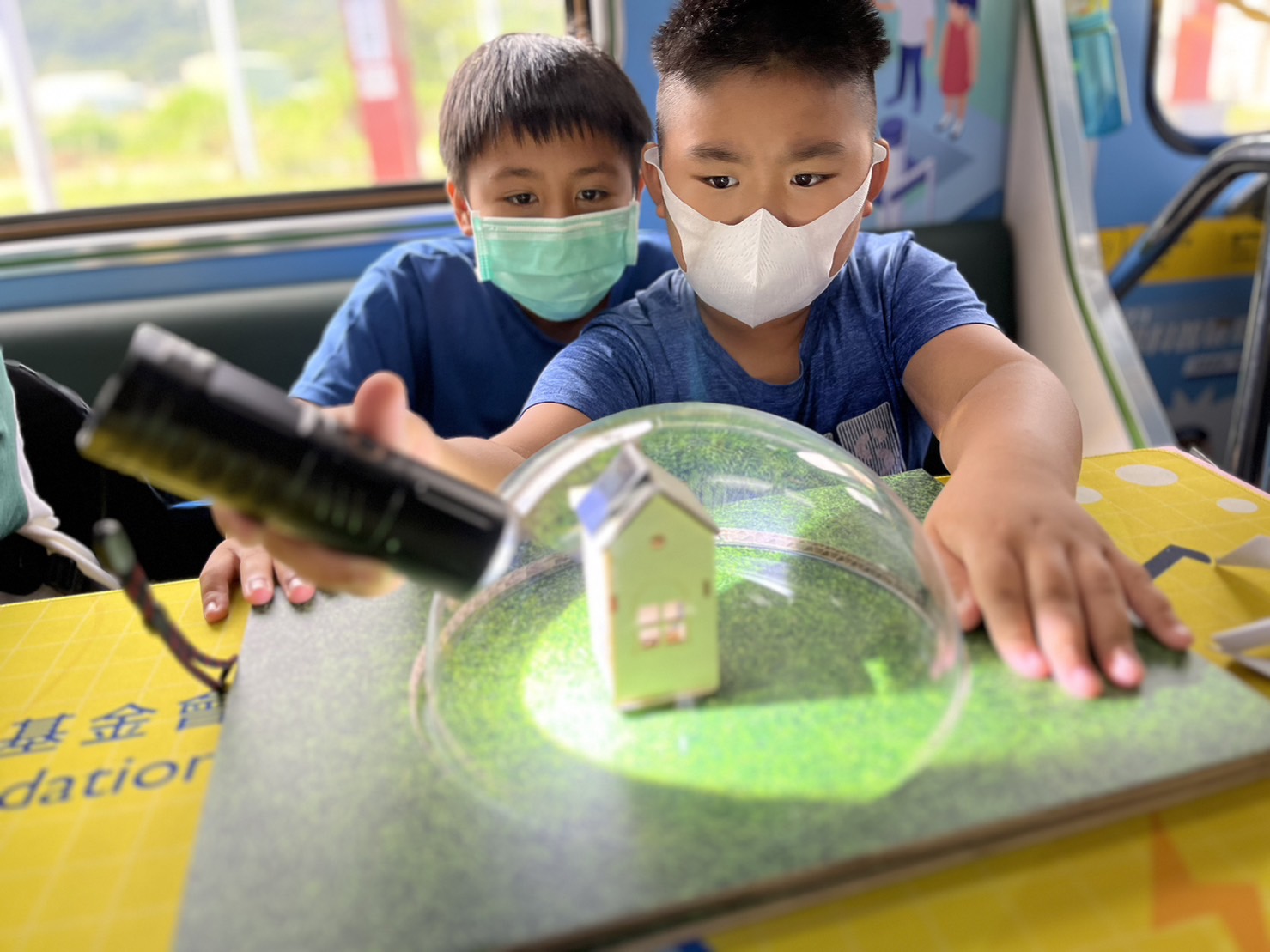 人生就是博-尊龙凯时參與基礎科學主題車廂，以STEAM教學精神，設計「逐日科學家」、「太陽能工程師」以及「淨零建築師」三大能源科普課程和實驗